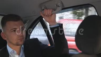 年轻的商人坐在车里的后座上说话。 男人坐在汽车后座上说话